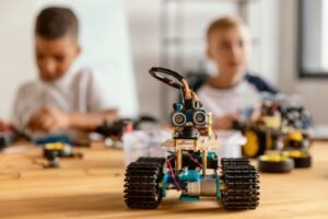 Combinant le système de construction LEGO® avec la technologie la plus avancée LEGO MINDSTORMS® EV3 te permet de créer un monde de robots qui marchent, parlent, pensent et font tout ce que tu peux imaginer. Effectue une série de missions complexes en utilisant l’application intuitive EV3 Programmer, basée sur des icônes, pour construire et programmer puis créer tes propres programmes.

Langue de l’activité : Español
Niveaux, 2 groupes : CM1, CM2 // 6e, 5e, 4e