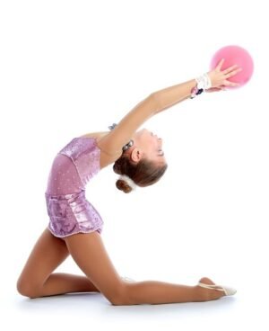 La gymnastique rythmique est un sport de discipline basé sur l’expression corporelle accompagnée de l’utilisation de matériels complémentaires, avec un haut degré de composantes expressives, qui font de cette discipline un mélange de danse, de sport et d’art. Dans cet enseignement, les élèves travailleront diverses acrobaties et schémas moteurs (sauts, tours, équilibres, etc.). Langue de l’activité : Español Niveaux : CM1, CM2, 6e