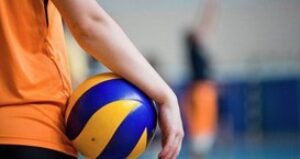 Sport à forte composante sociale, le volley-ball développe chez les filles le contrôle mental, l’équilibre et la concentration. Il leur redonne également confiance en elles, leur permet de mieux connaître leur corps et d’être plus à l’écoute de leurs besoins. Cette activité sera réalisée par BLYTZ, une entreprise spécialisée dans ce domaine sportif. Plus d’informations de notre partenaire:Logo Blitz. Langue de l’activité : Español Niveaux : CM2, 6e